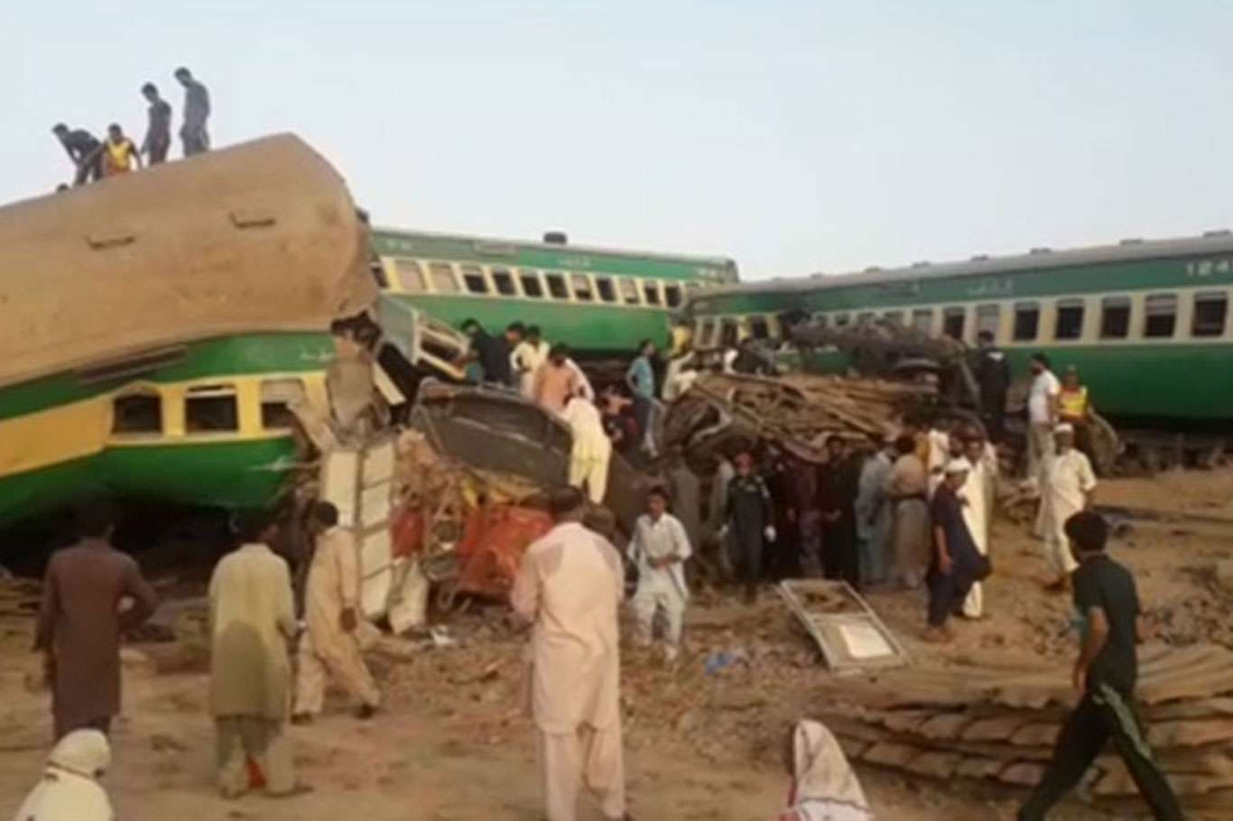 مقتل 36 شخصًا على الأقل في اصطدام قطارين في باكستان